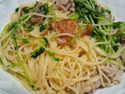 簡単　豆苗と豚肉のパスタ